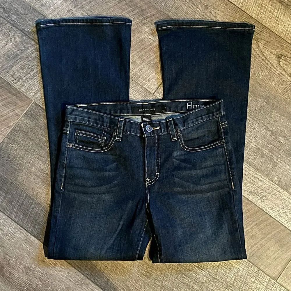New! Calvin Klein Dark Wash, Flare, Mid-arise Jeans Jeans. Size 6.